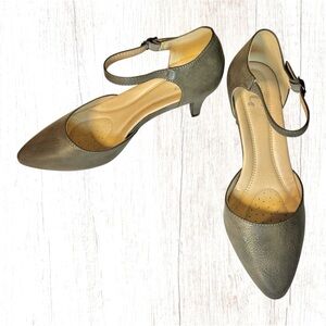 Gray pump heels. Size 6.5